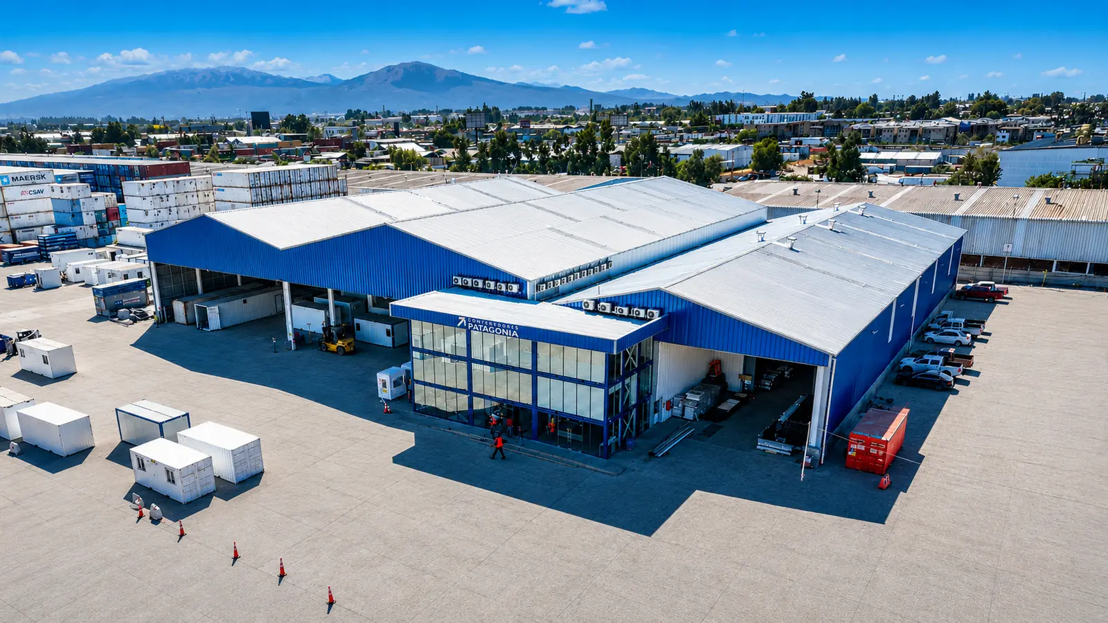 Vista aérea del depósito de Contenedores Patagonia en San Bernardo: las naves con el logo, el patio de containers y la cordillera al fondo
